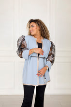 Load image into Gallery viewer, Veste crêpe de soie &amp; manches en dentelle
